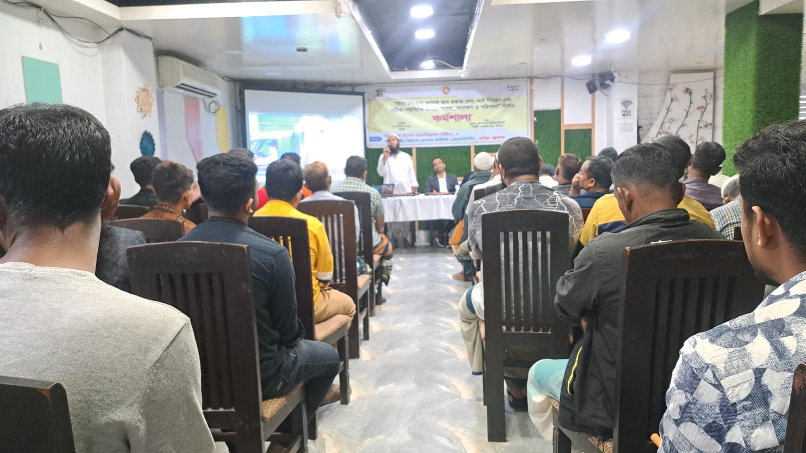 ফরিদপুর-এ “কাঁচা চামড়ার গুণগত মান রক্ষায় লেস-কাট নিয়ন্ত্রণ এবং সঠিক পদ্ধতিতে চামড়া সংগ্রহ, সংরক্ষণ ও পরিবহন” শীর্ষক এক কর্মশালা অনুষ্ঠিত হয়।